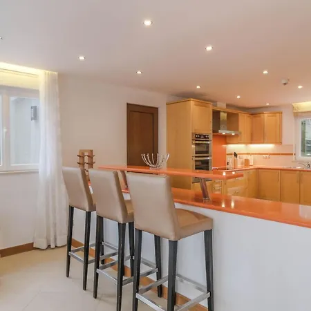 Cristo Too Villa Lagos