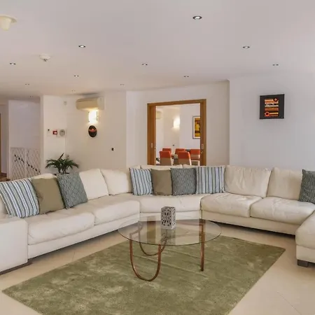 Cristo Too Villa Lagos