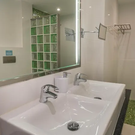 فيلة Cristo Too لاغوس