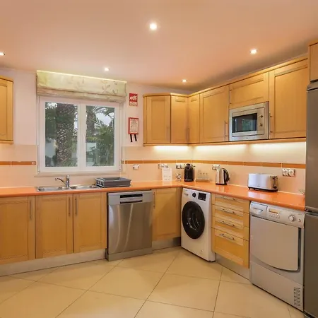 Cristo Too فيلة لاغوس